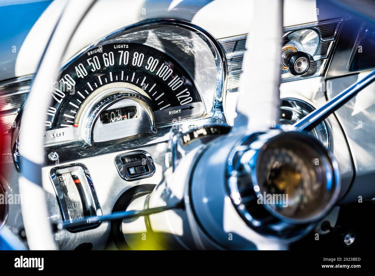 Tachimetro in auto d'epoca, Fort Myers Beach, Florida, Stati Uniti Foto Stock