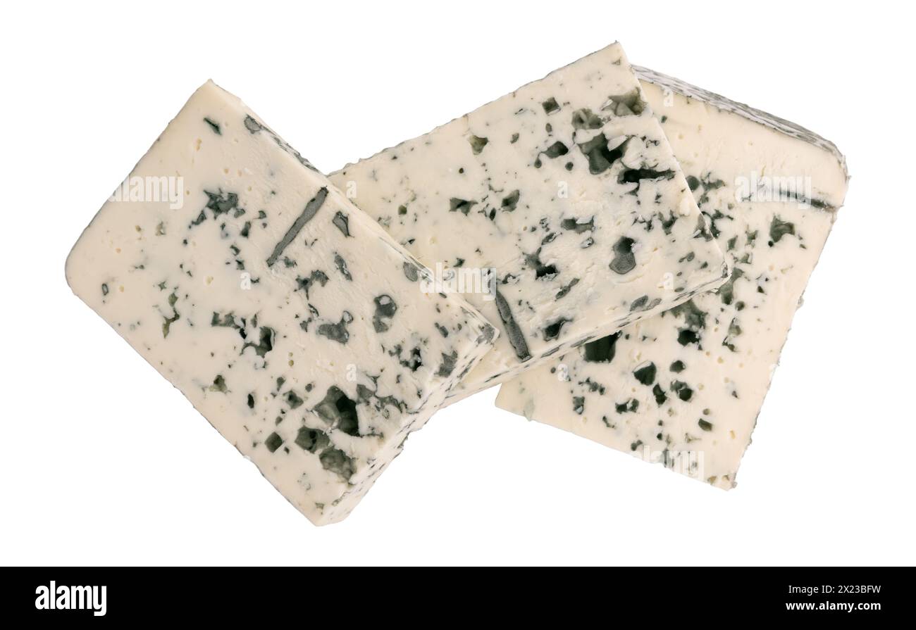 formaggio sagomato blu isolato su sfondo bianco con percorso di ritaglio, tre pezzi di formaggio con muffa Foto Stock