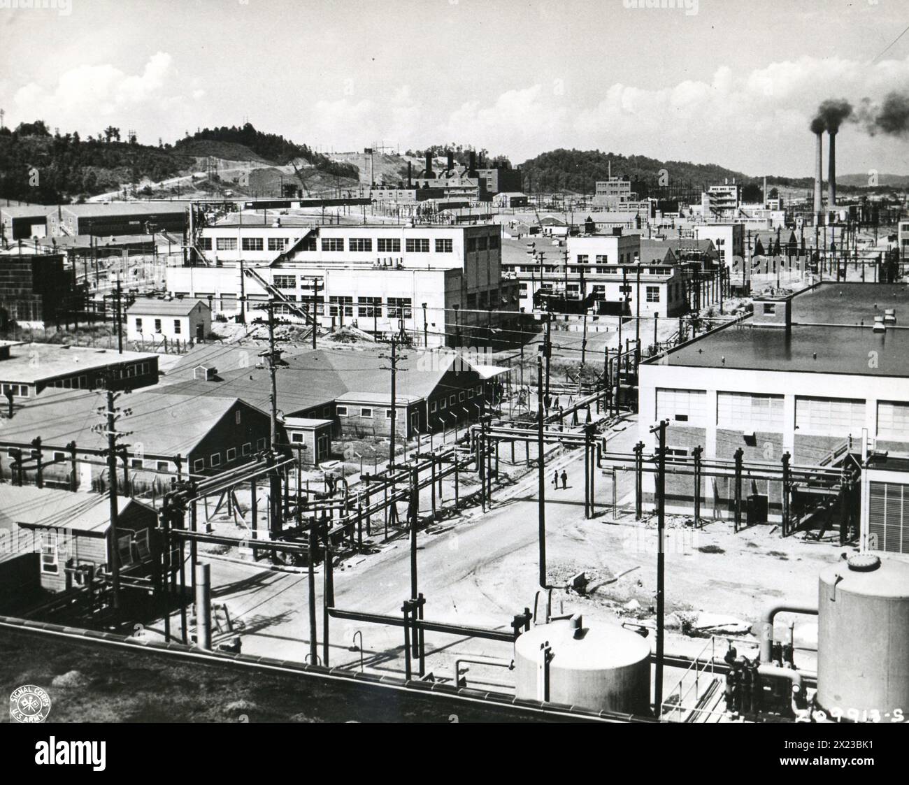 1945 - qui c'è una delle aree di produzione presso la Clinton Engineer Works, Oak Ridge, Tennessee, una città di proprietà e gestita dal governo dove sono situati due dei grandi stabilimenti. Foto Stock
