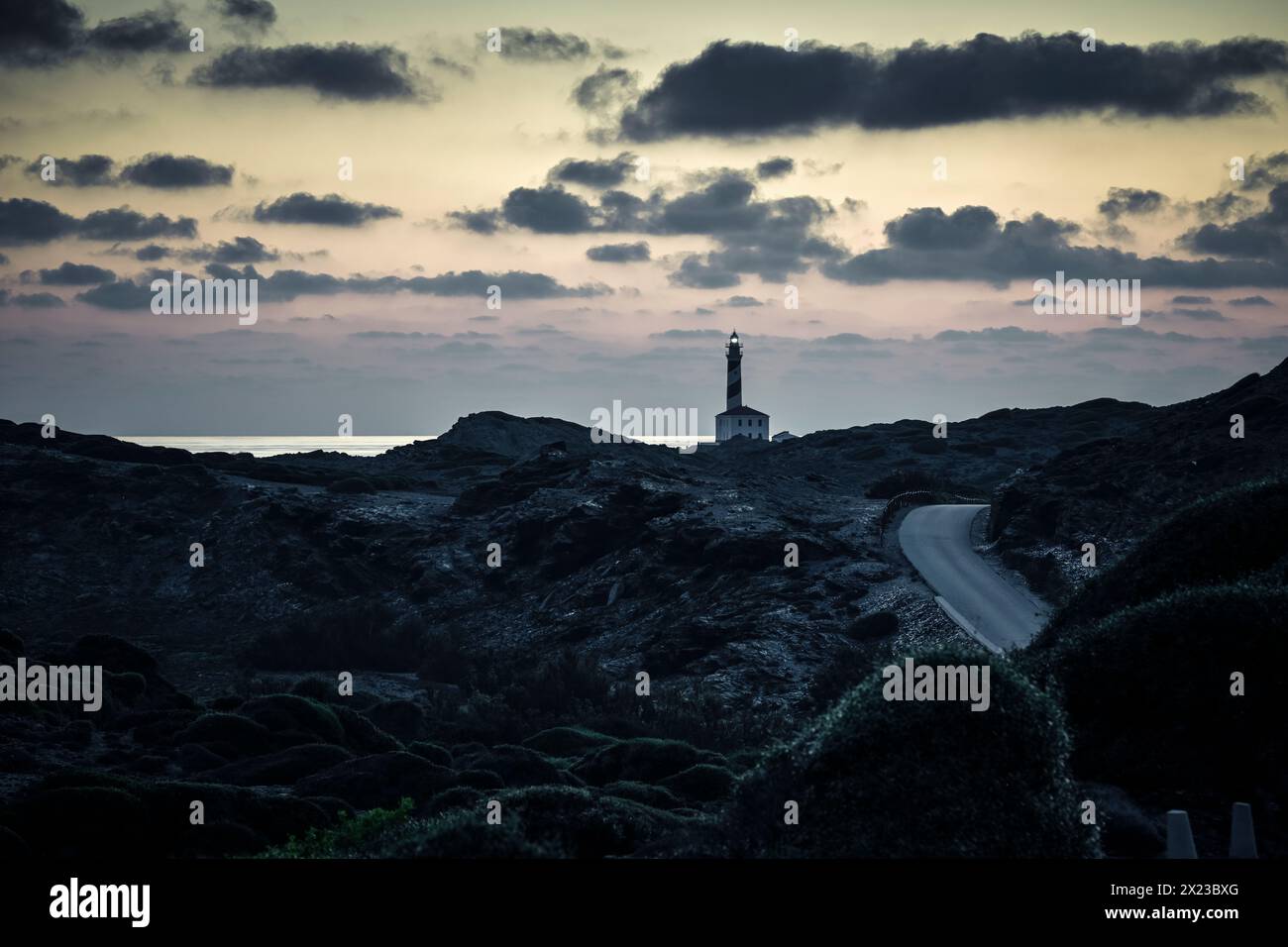 Faro a Cap de Favàritx all'alba, Minorca, Isole Baleari, Spagna, Europa Foto Stock