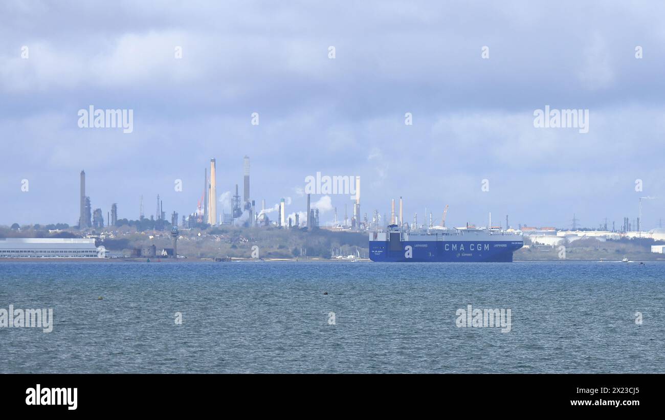 Gosport, Hampshire, Inghilterra. Aprile 2024. CMA CGM Monaco, un vettore di veicoli maltese, visto da Gosport al largo di Fawley, Southampton, in una giornata nuvolosa. Foto Stock