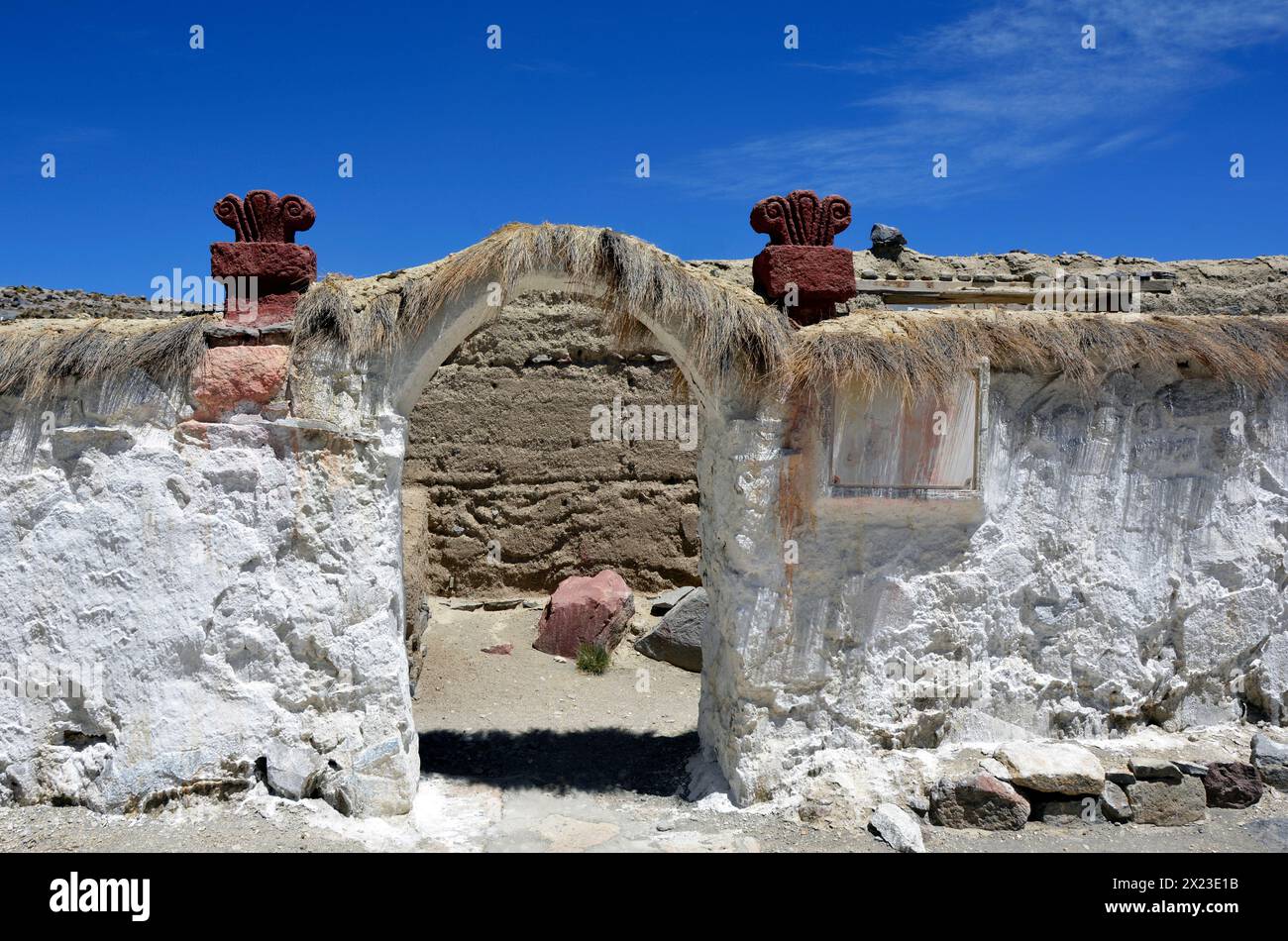 Cile; Cile settentrionale; regione Arica y Parinacota; Parco Nazionale Lauca; villaggio di Parinacota; muro della Chiesa Foto Stock