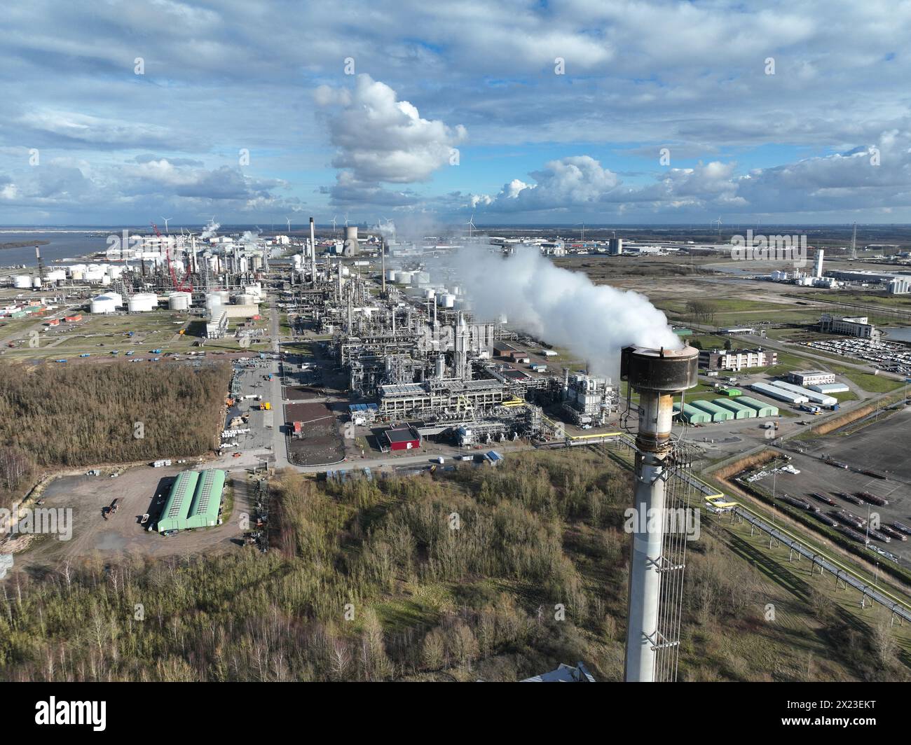 Vista aerea da droni di un'area di fumo che causa inquinamento industriale e simboleggia i gas serra e il cambiamento climatico. Foto Stock