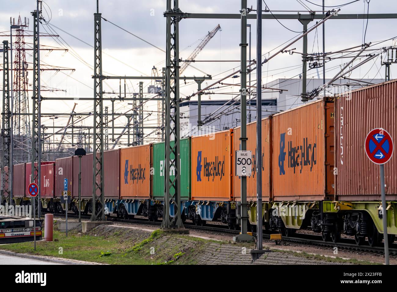 Porto di Amburgo, movimentazione container, linea ferroviaria al terminal container Burchardkai, trasporto ferroviario da e per il porto di Amburgo Germania, Foto Stock