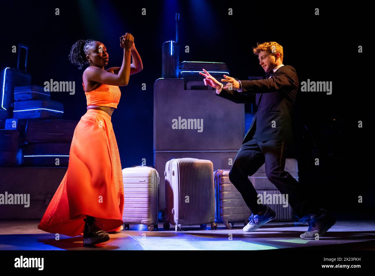 Londra, Regno Unito. 19 aprile 2024. Sam Tutty nel ruolo di Dougal e Dujonna Gift nel ruolo di Robin si esibiscono a una chiamata fotografica per il nuovo musical britannico «Two Strangers (Carry a Cake Across New York)» al Criterion Theatre. Diretto da Tim Jackson, scritto da Jim Barne e Kit Buchan e disegnato da Soutra Gilmour, lo spettacolo si svolge fino al 14 luglio. Crediti: Stephen Chung / Alamy Live News Foto Stock