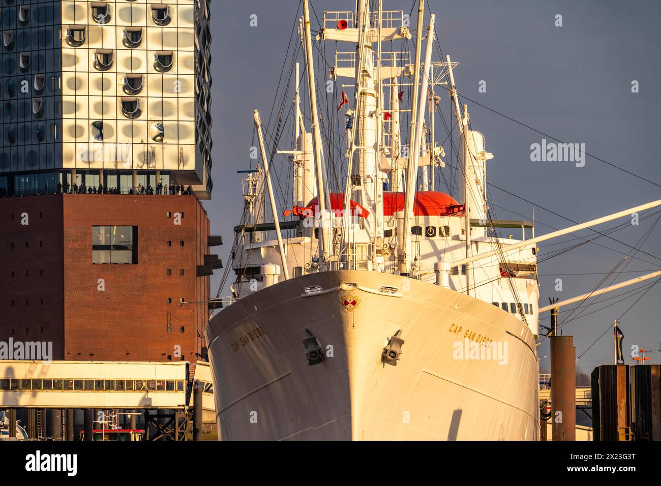 Porto di Amburgo, nave museo Cap San Diego presso il St Pauli Landungsbrücken, Elbphilharmonie, Amburgo, Germania, Foto Stock