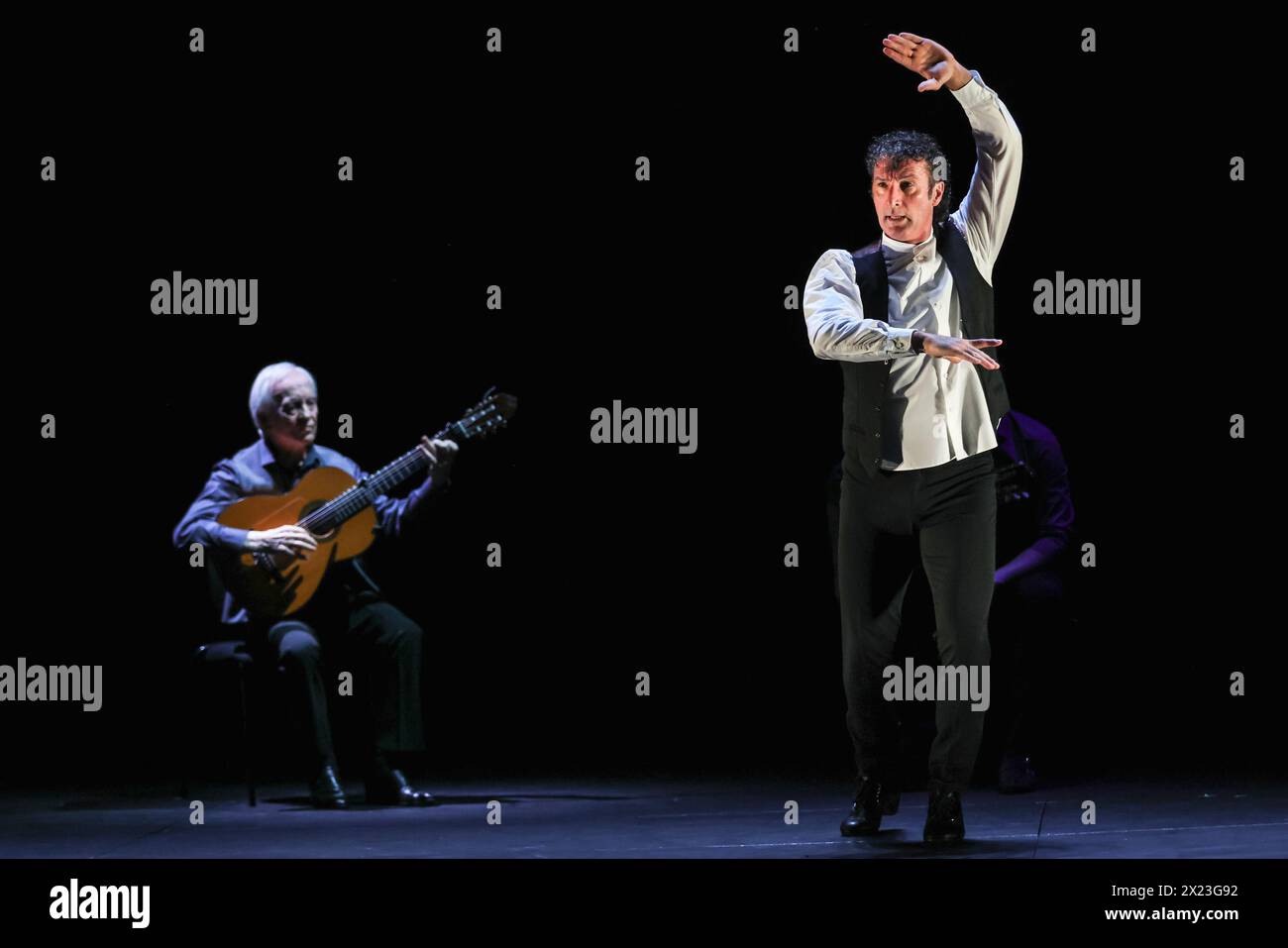 Paco Peña suona per il ballerino di flamenco Angel Muñoz in "Solera" al Sadler's Wells Theatre, Londra Foto Stock