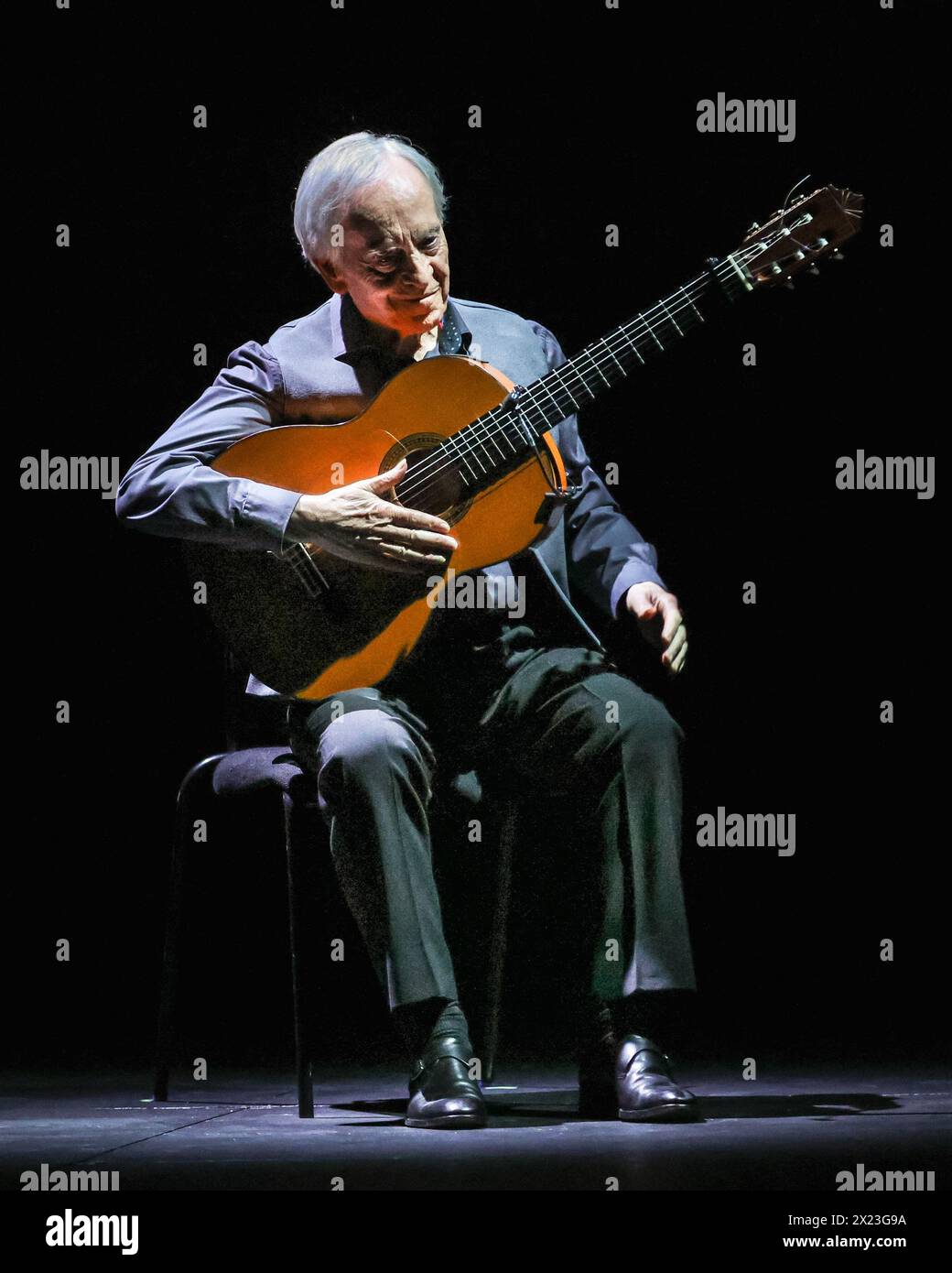 Il chitarrista e compositore di flamenco Paco pena, sul palco del Sadler's Wells Theatre, Londra Foto Stock