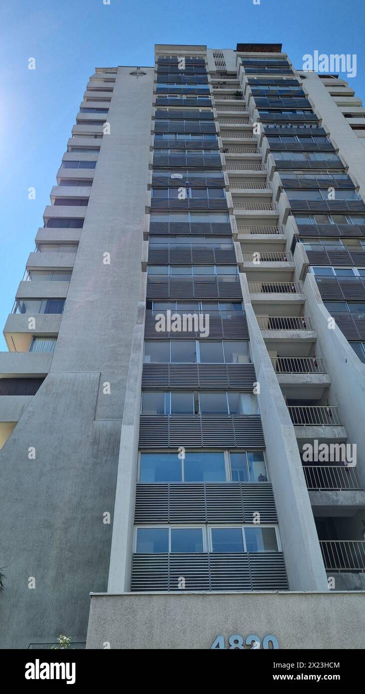 Nuovi e alti edifici di appartamenti a Santiago del Cile Foto Stock