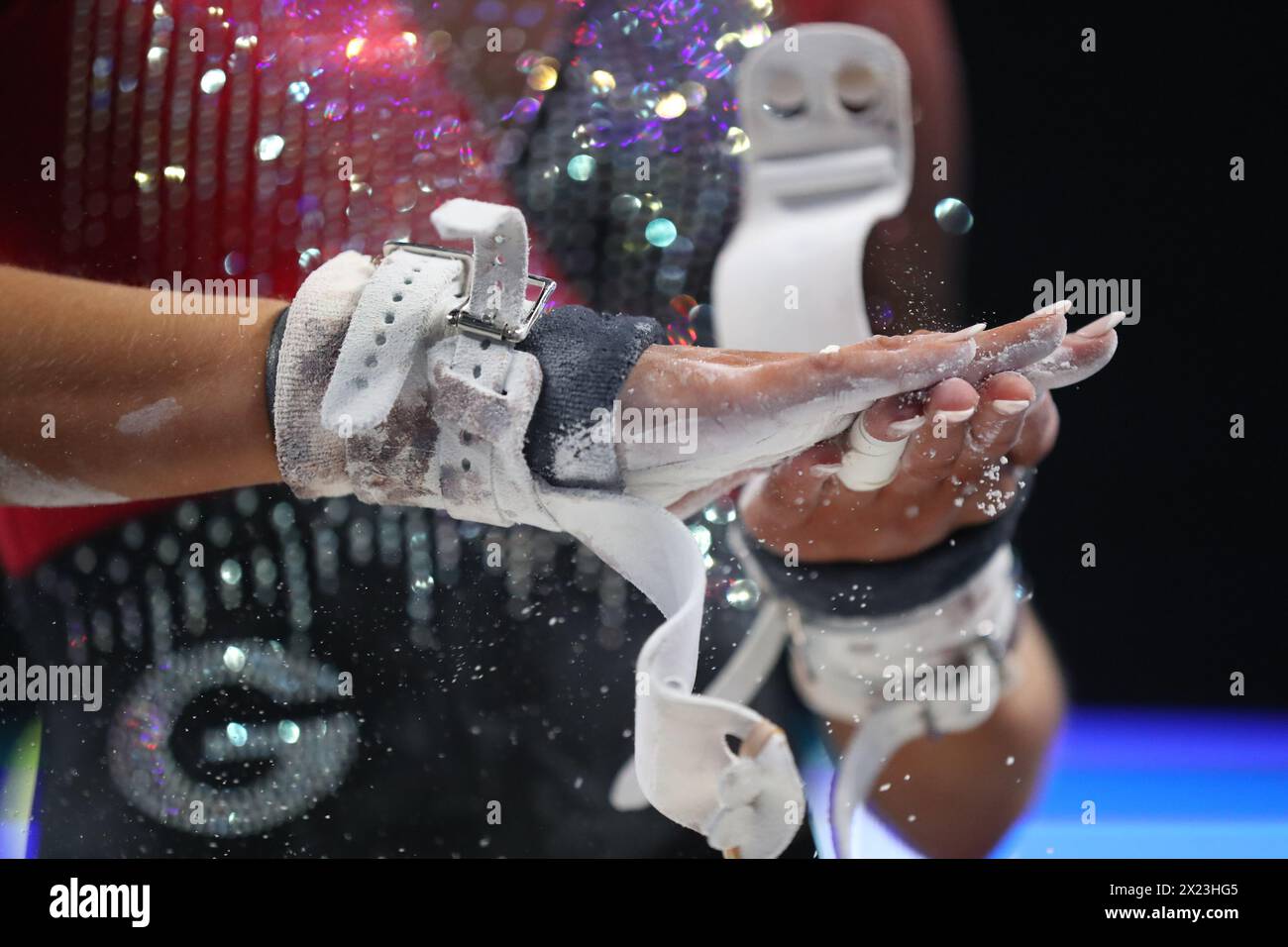 Fort Worth, Texas, Stati Uniti. 18 aprile 2024. LILY SMITH, membro della squadra di ginnastica dell'Università della Georgia, si prepara per la sua routine di bar irregolari alla Women's National Collegiate Gymnastics del 2024 alla Dickies Arena di Fort Worth, Texas. (Immagine di credito: © Brian McLean/ZUMA Press Wire) SOLO PER USO EDITORIALE! Non per USO commerciale! Foto Stock