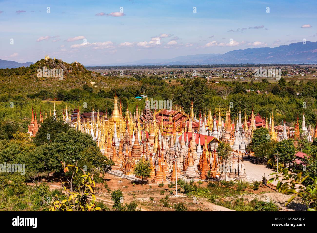 La foresta di pagoda di in-Dein sul lago Burmese&#39;S Inle mostra molti stupa affusolati a forma di anello nel paesaggio pianeggiante del lago Inle, Myanmar, Southe Foto Stock