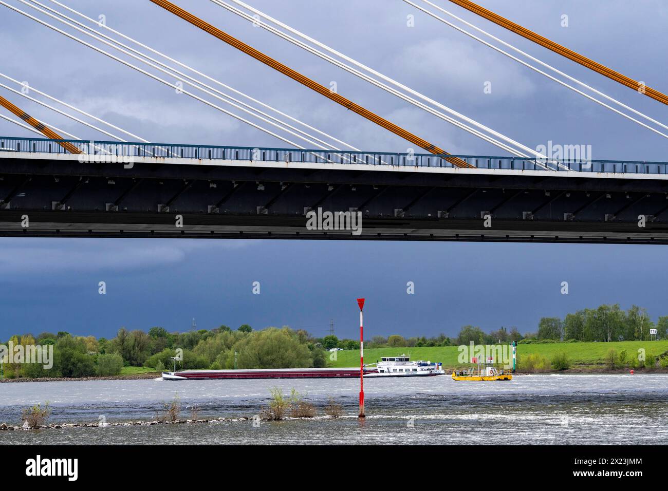 , Die neue Rheinbrücke Neuenkamp, der A40, weiße Pfeiler Seile, und die alte Autobahnbrücke, die im Rückbau ist, Homberg Ufer, Duisburg, NRW, Deutschland, Autobahnbrücke Neuenkamp *** , il nuovo ponte sul Reno Neuenkamp, della A40, funi bianche e il vecchio ponte autostradale, in fase di smantellamento, Homberg Ufer, Duisburg, NRW, Germania, ponte autostradale Neuenkamp Foto Stock