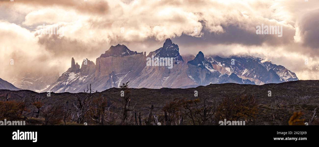 Panorama della catena montuosa di Torres del Paine con nuvole spettacolari, Parco Nazionale di Torres del Paine, Cile, Patagonia, Sud America Foto Stock