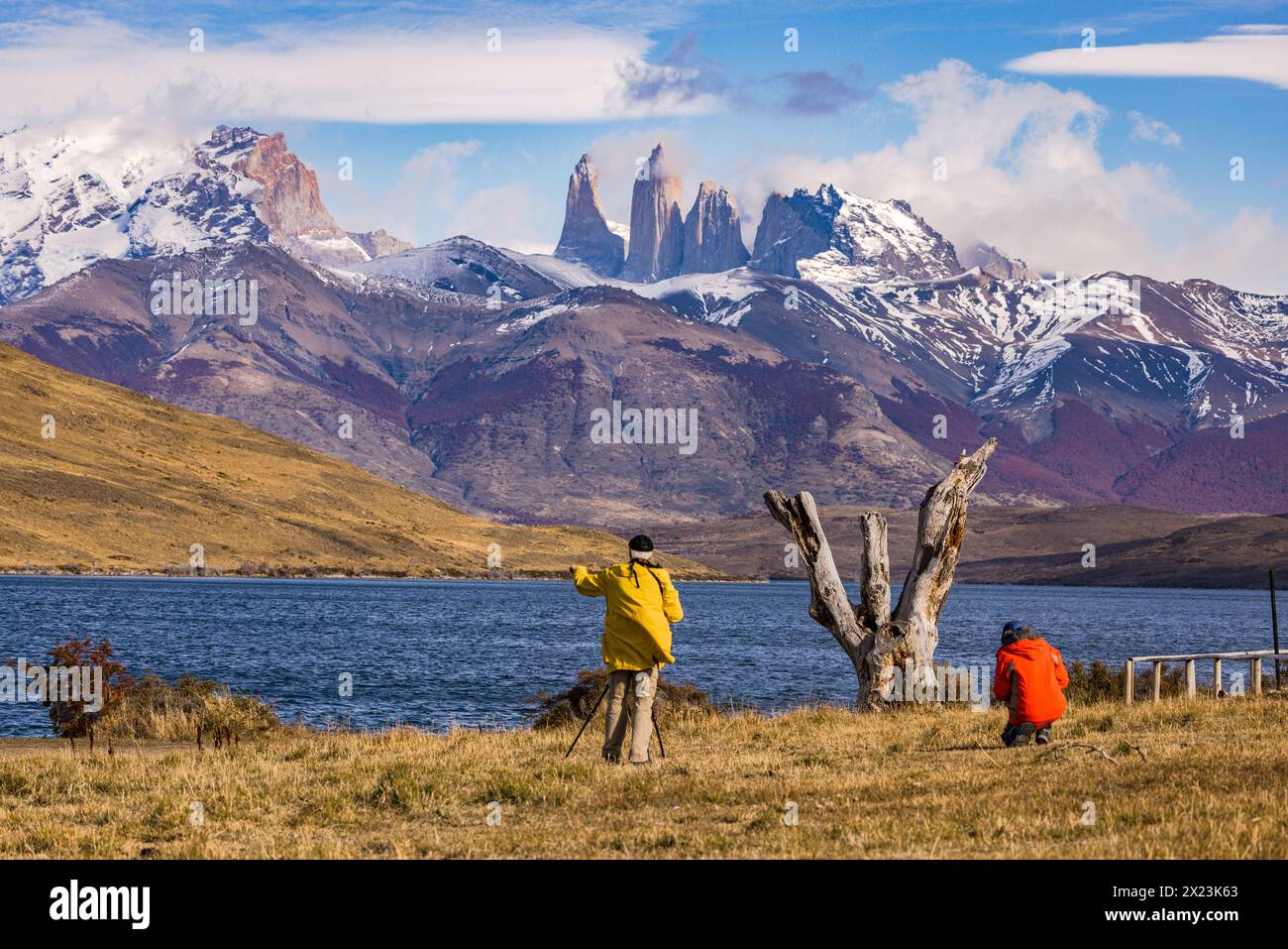 Due avventurieri esplorano il paesaggio montano incontaminato del Sud America di fronte alle torri di granito nel Parco Nazionale Torres del Paine, Cile - An Foto Stock