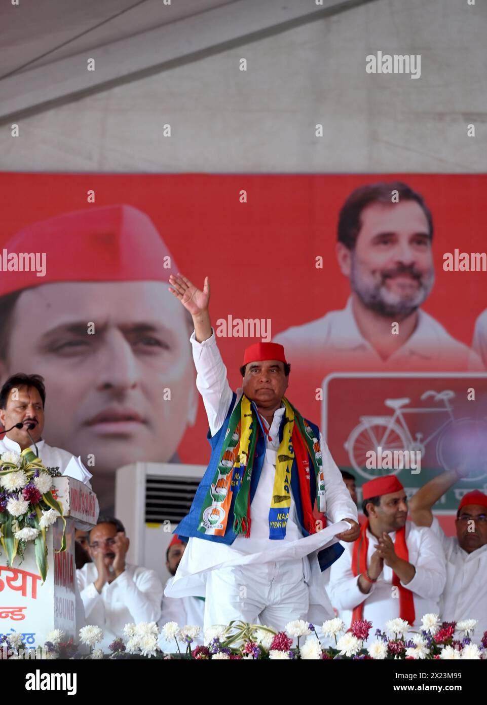 SIKANDRABAD, INDIA - 19 APRILE: Candidato SP del collegio elettorale di Gautam Budh Nagar Mahendra Nagar, in occasione di un raduno pubblico il 19 aprile 2024 a Sikandrabad, India. (Foto di Sunil Ghosh/Hindustan Times/Sipa USA) Foto Stock