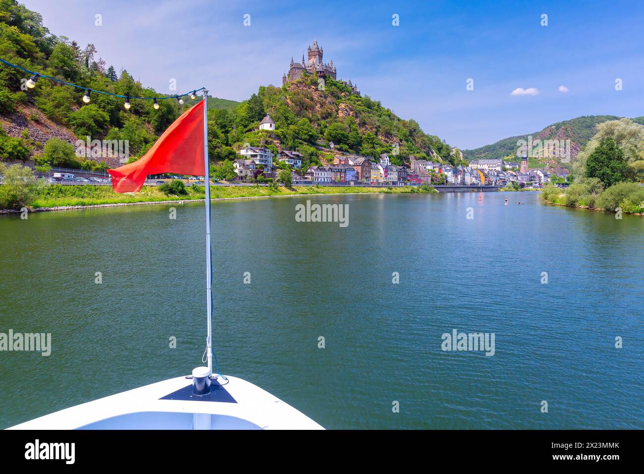 Vista del sole di Cochem con il castello di Reichsburg, splendida città sul romantico fiume Mosella, Germania Foto Stock