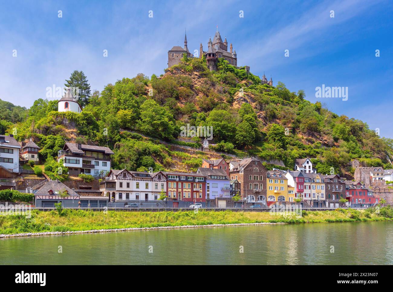 Vista del sole di Cochem con il castello di Reichsburg, splendida città sul romantico fiume Mosella, Germania Foto Stock