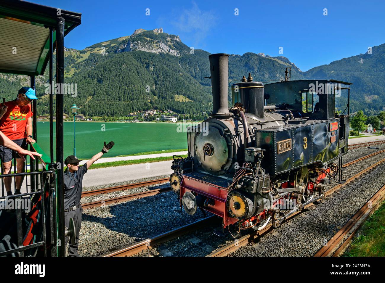 Locomotiva a vapore dell'Achenseebahn attracca con il treno, Achensee, Tirolo, Austria Foto Stock