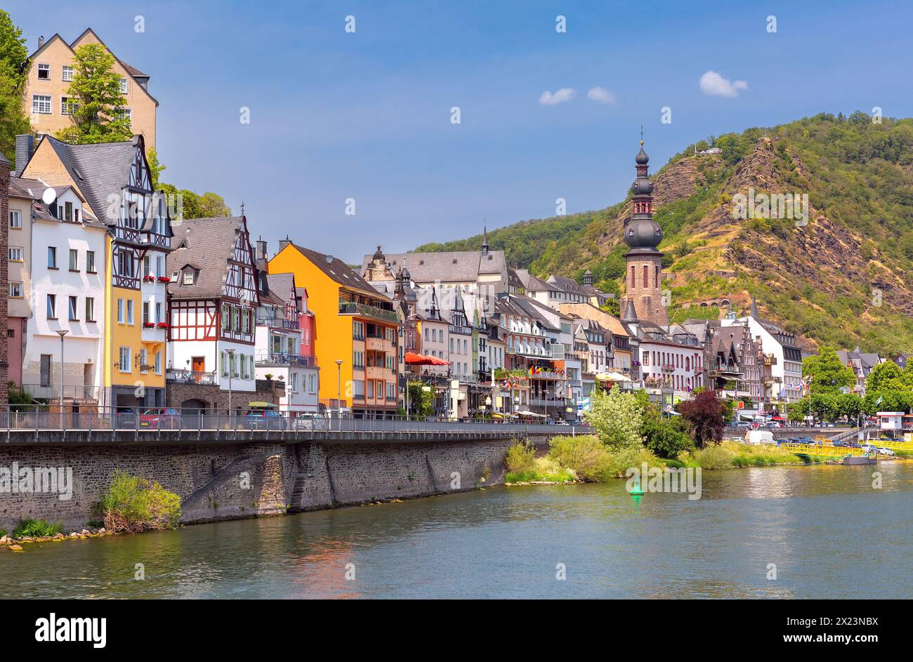Vista sulla soleggiata Cochem, splendida città sul romantico fiume Mosella, Germania Foto Stock