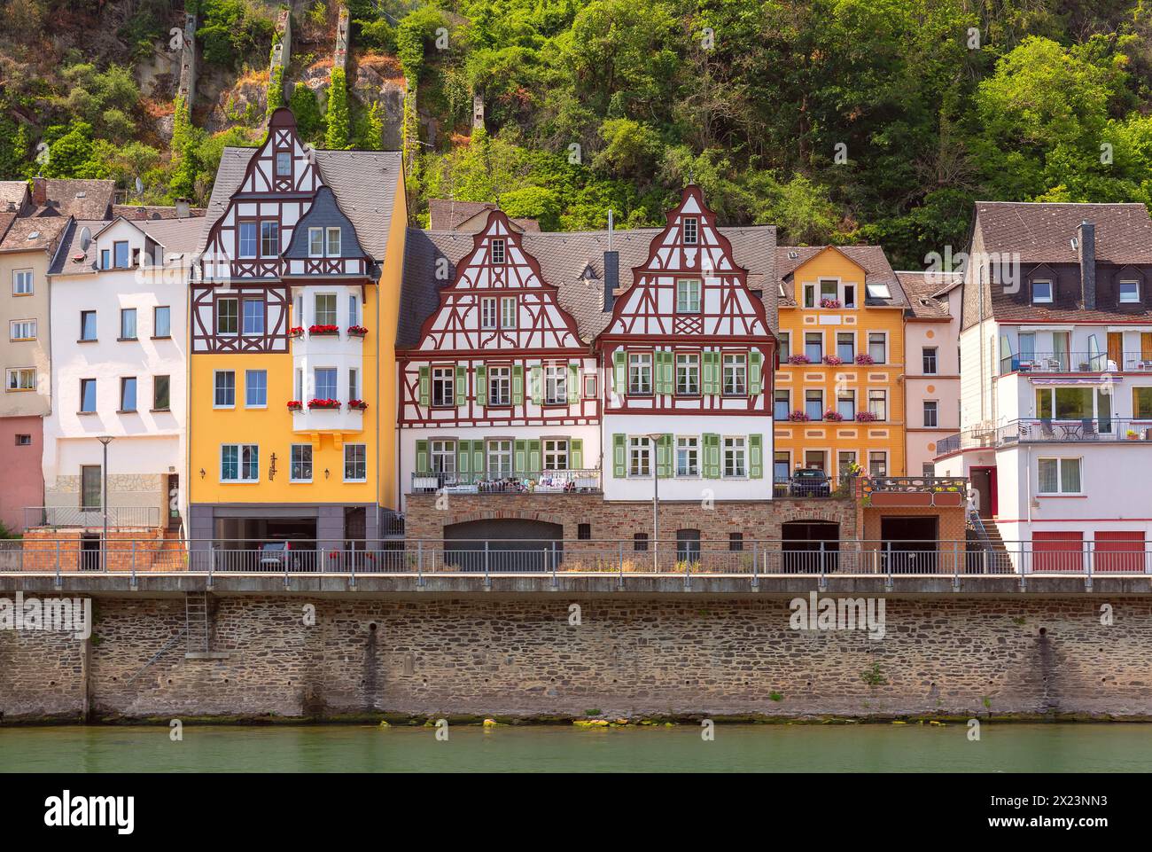 Vista sulla soleggiata Cochem, splendida città sul romantico fiume Mosella, Germania Foto Stock