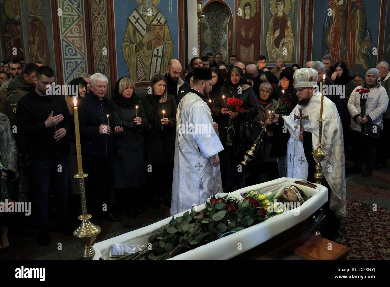 KIEV, UCRAINA - 19 APRILE 2024 - i sacerdoti conducono il servizio commemorativo per il sergente della 59a Brigata Pavlo Petrychenko che morì mentre difendeva l'Ucraina dalle truppe russe nella Cattedrale di San Michele, Kiev, capitale dell'Ucraina. Il militare e attivista ucraino Pavlo Petrychenko era sergente nella 59a brigata motorizzata separata di fanteria e autore della petizione che esortava a limitare i casinò online per il personale militare durante la legge marziale, che ha raccolto i 25.000 voti dovevano essere presi in considerazione dal presidente entro poche ore dalla sua pubblicazione. Notizie del decesso di Petrichenko Foto Stock