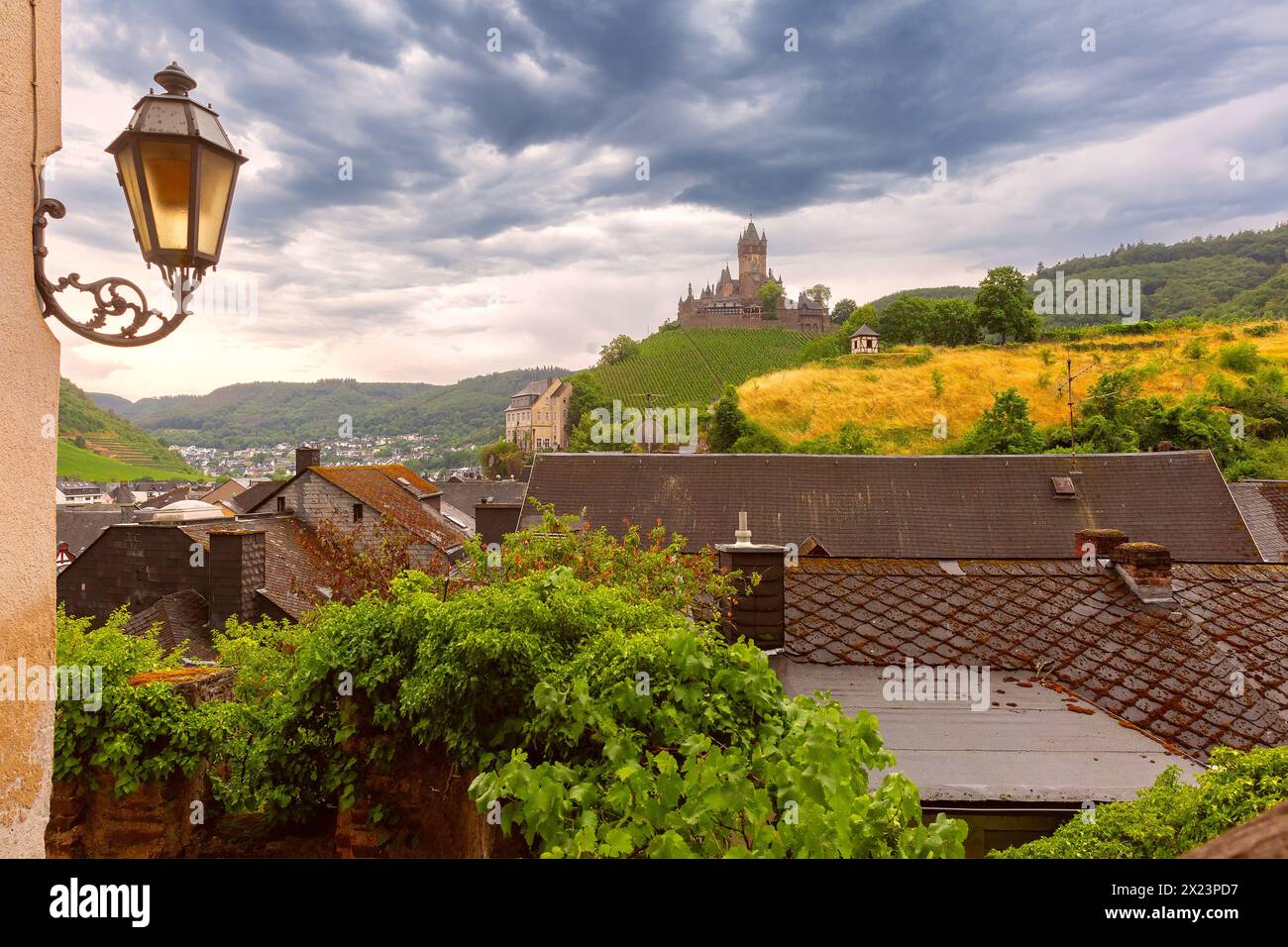 Affacciato su Cochem da Kloster Maria Martental, Germania Foto Stock