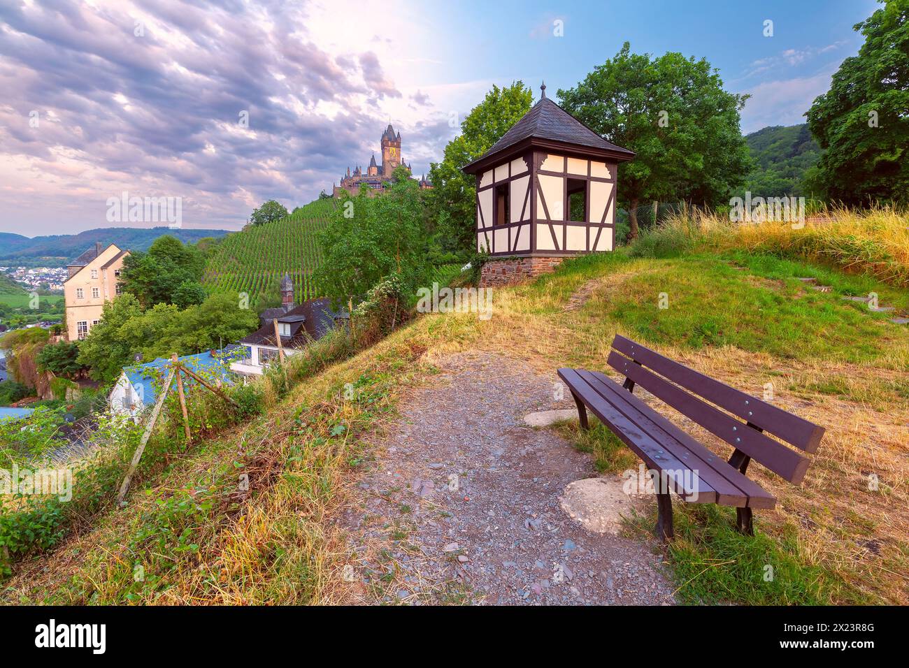 Vista del sole di Cochem con il castello di Reichsburg, splendida città sul romantico fiume Mosella, Germania Foto Stock