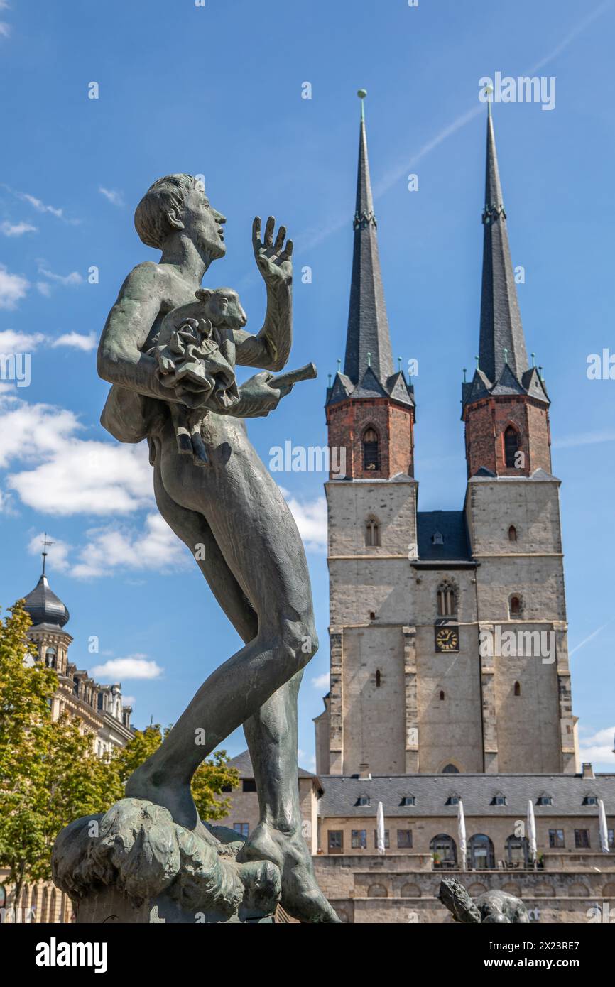 Scultura presso la Göbelbrunnen e la Chiesa del mercato delle nostre carissime donne, Halle (Saale), Sassonia-Anhalt, Germania Foto Stock