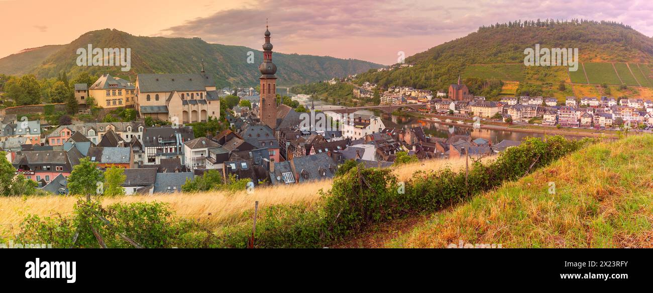 Vista panoramica aerea della soleggiata Cochem, splendida città sul romantico fiume Mosella, Germania Foto Stock