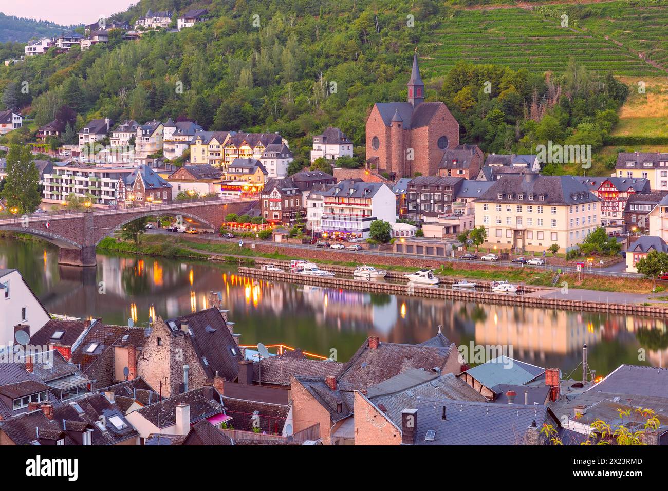 Vista sulla soleggiata Cochem, splendida città sul romantico fiume Mosella, Germania Foto Stock