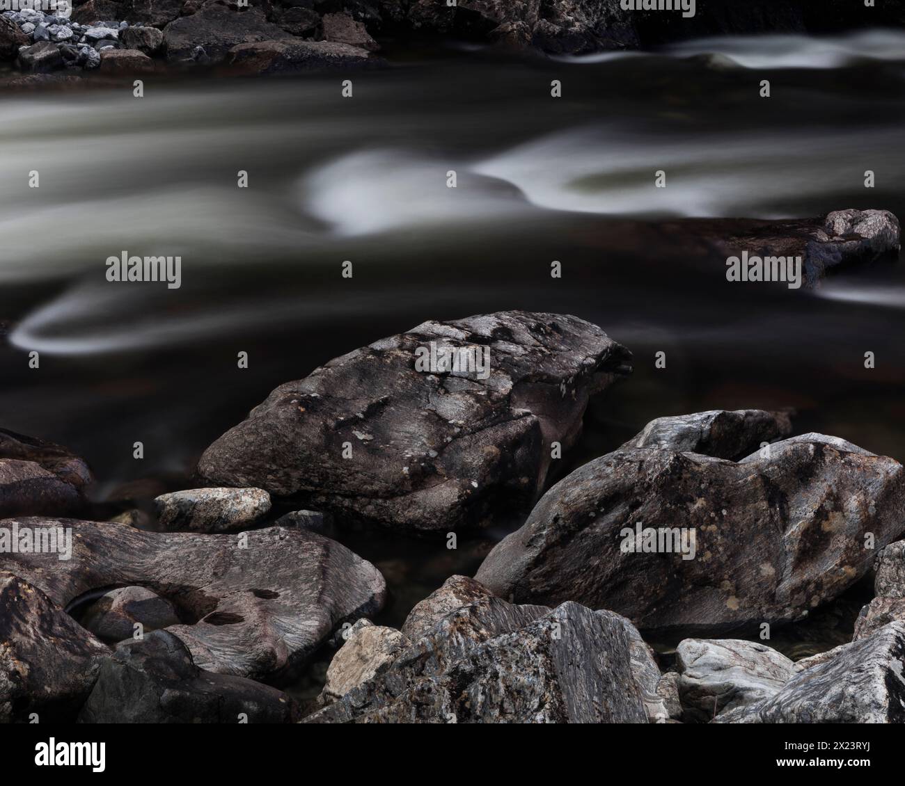 Grandi massi e acque fluviali nel fiume Rauma, nella valle della Romsdalen, Rauma kommune, Møre og Romsdal, Norvegia, Scandinavia. Foto Stock