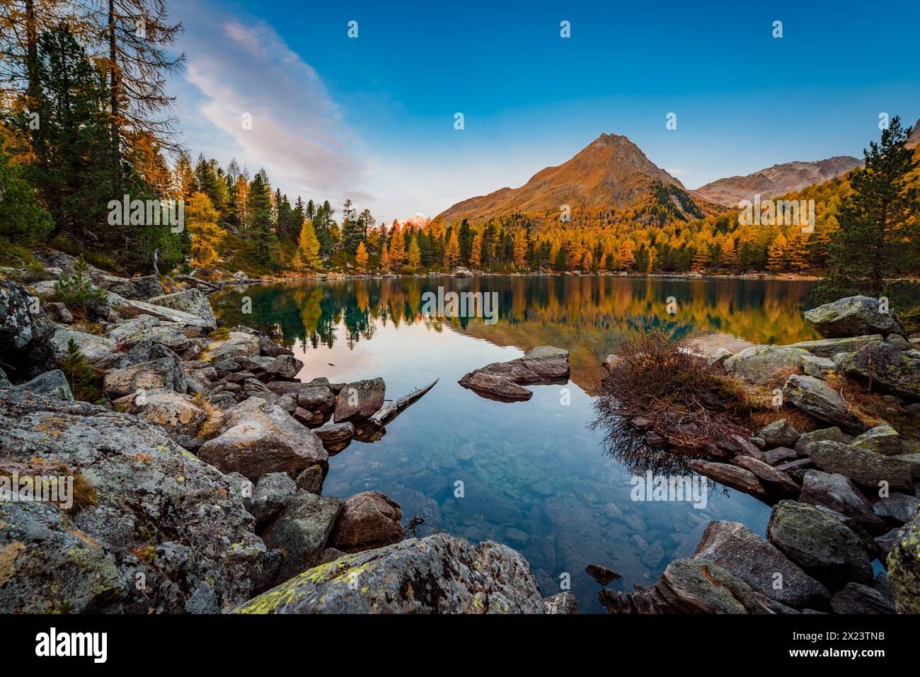 Risveglio mattutino; Svizzera, Cantone di Graubünden, Lagh de Saoseo Foto Stock