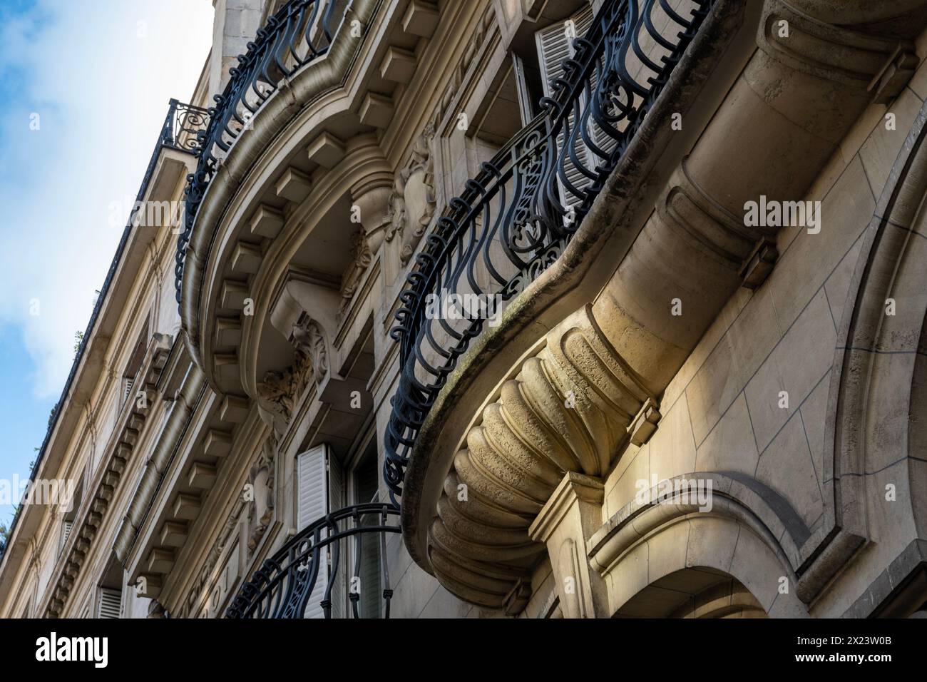 Splendidi balconi sulle strutture Haussmanniane a Parigi, Francia Foto Stock