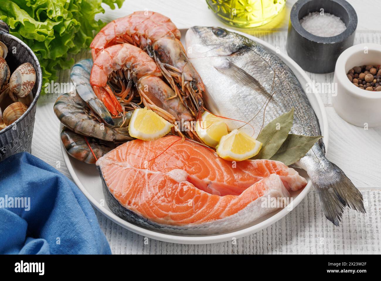 Specialità di pesce: Gamberetti, salmone, ostriche Foto Stock