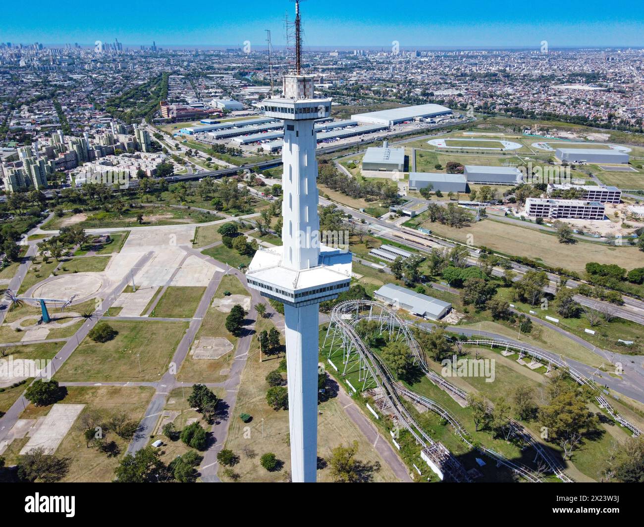 parco divertimenti abbandonato della città con lo sfondo del rio de la plata Foto Stock