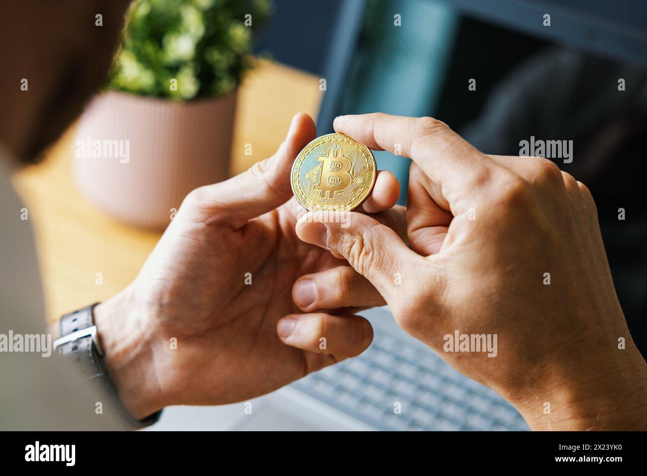 uomo che tiene in mano bitcoin. acquisto di criptovalute e concetto di investimento. blockchain e risorse digitali Foto Stock