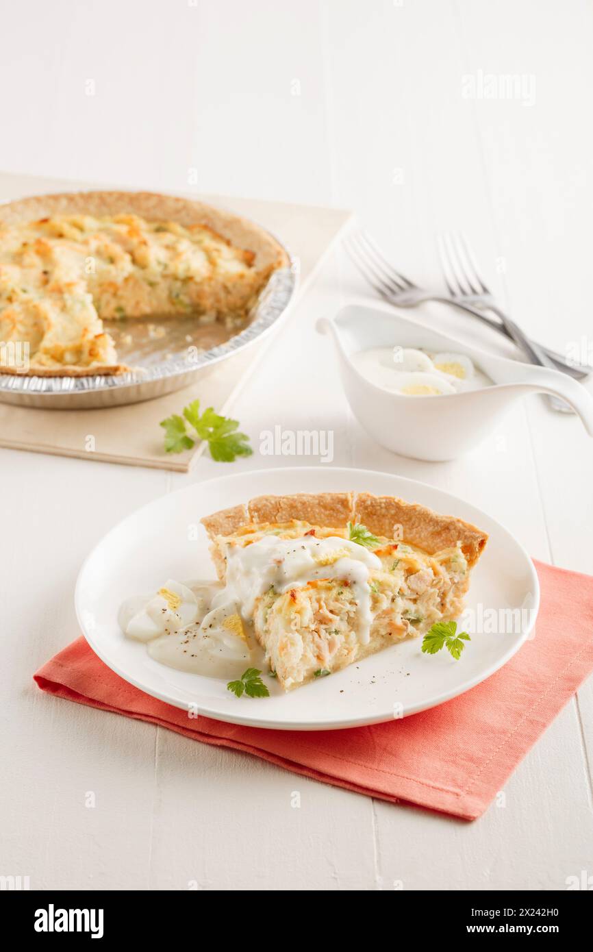 Torta di salmone con salsa di yogurt al limone Foto Stock