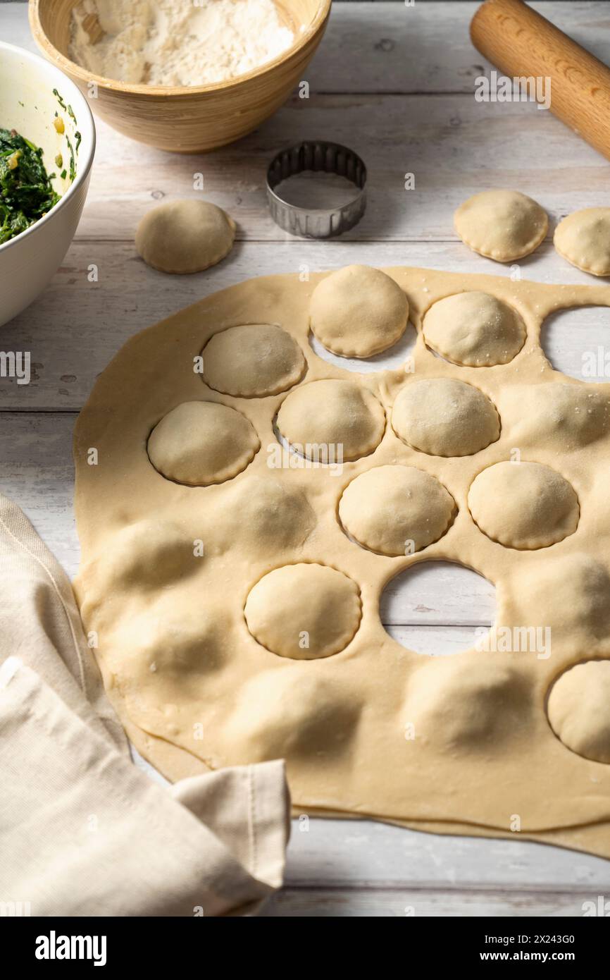 Ravioli con ripieno di spinaci Foto Stock