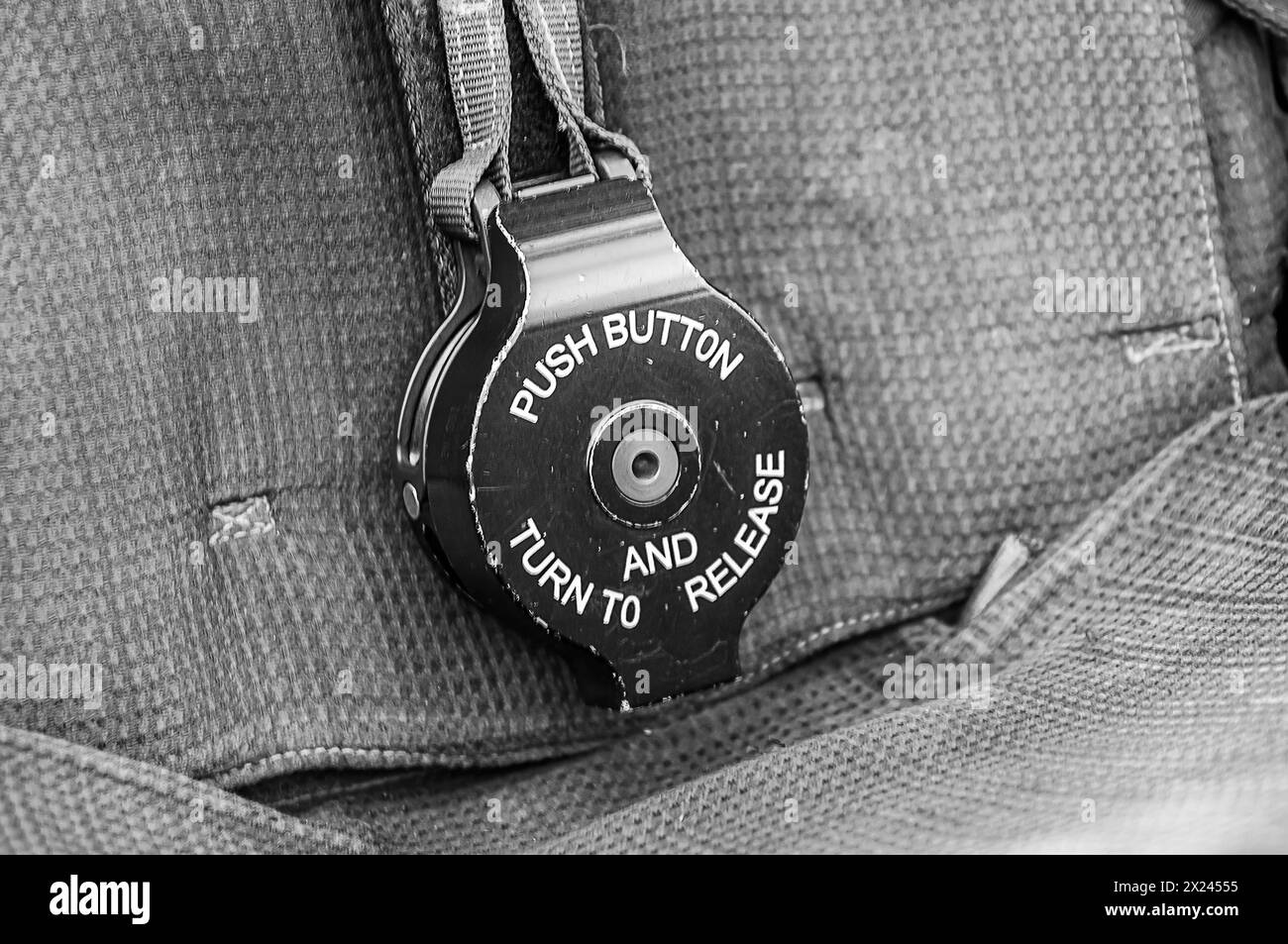 una cintura di sicurezza a tre punti di un aereo militare Foto Stock