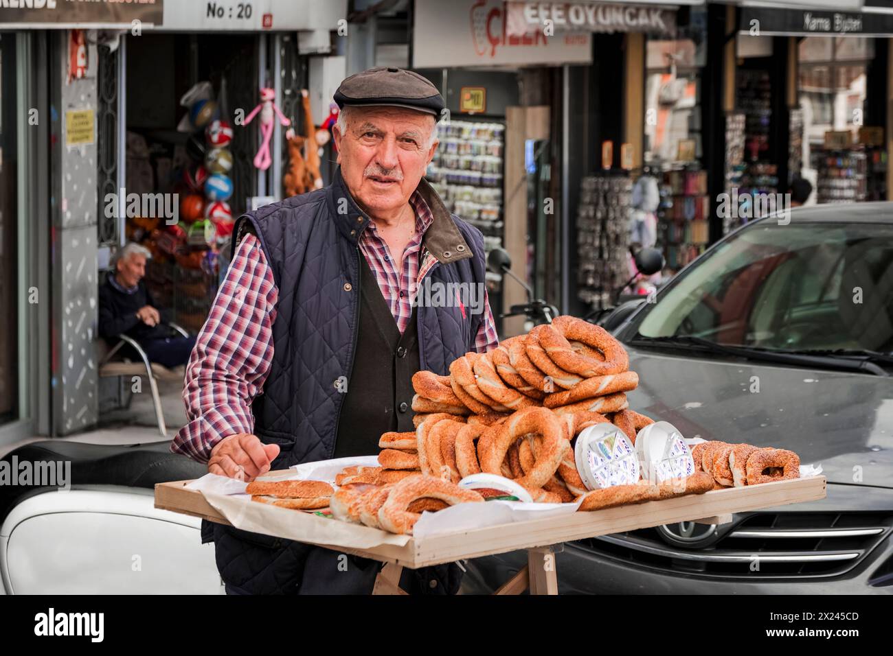 Un venditore di Simit, tipiche ciambelle di pane e semi, in posa nella città di Istanbul Foto Stock