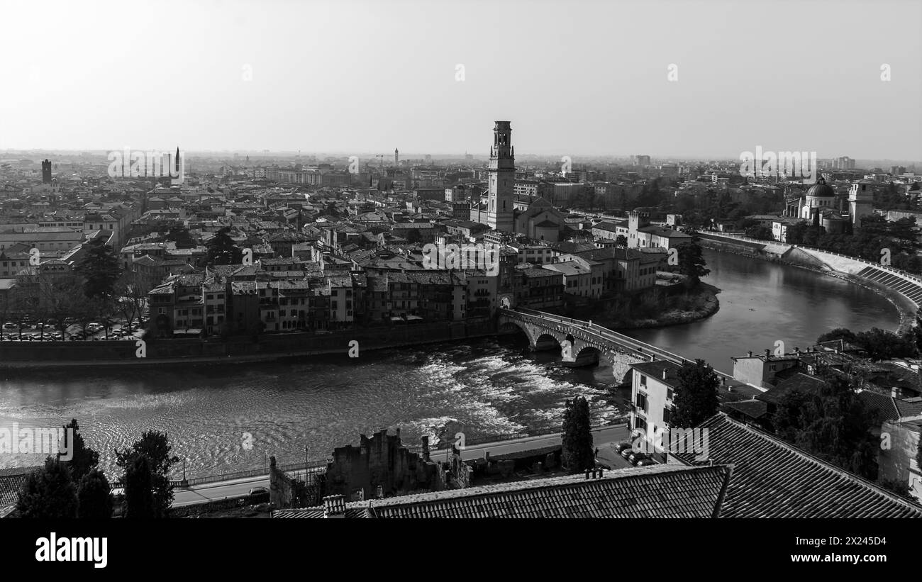 vista panoramica dell'antica città di verona con il fiume adige che divide la città vecchia dalla nuova Foto Stock