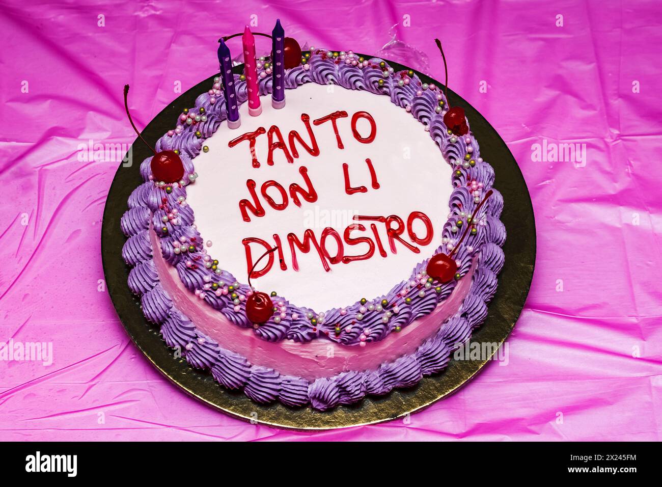 Una torta di compleanno decorata con panna e la frase: "Non guardo comunque quest'età" Foto Stock