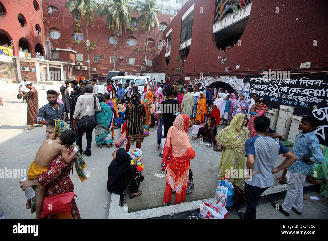 Kinder werden nach Feuer aus Krankenhaus evakuiert le donne tengono i loro figli mentre si trovano fuori dall'ospedale pediatrico di Dhaka Shishu dopo che un incendio è scoppiato all'interno dell'unità di terapia intensiva dell'ospedale di Dhaka, Bangladesh, il 19 aprile 2024. Secondo i vigili del fuoco e la sala di controllo della difesa civile, i vigili del fuoco stanno portando l'incendio all'interno dell'unità di terapia intensiva cardiaca dell'ospedale sotto controllo con l'aiuto di cinque unità, e non sono state segnalate vittime. Dhaka Distretto di Dhaka Bangladesh Copyright: XHabiburxRahmanx Foto Stock