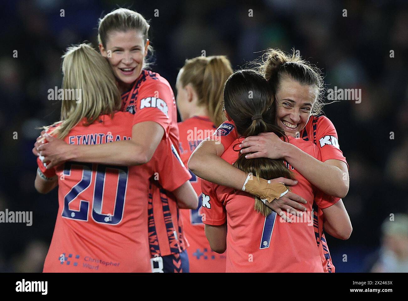 Brighton, Regno Unito. 19 aprile 2024. Aurora Galli (R), marcatore dell'Everton, celebra la vittoria con i suoi compagni di squadra nel fischietto finale durante la partita di Super League femminile tra Brighton & Hove `Albion e Everton all'American Express Stadium. Crediti: James Boardman/Alamy Live News Foto Stock