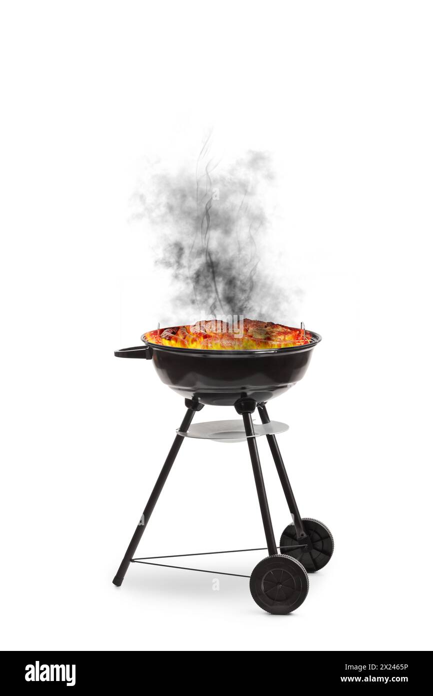Carne che brucia in fiamme su un barbecue isolato su sfondo bianco Foto Stock