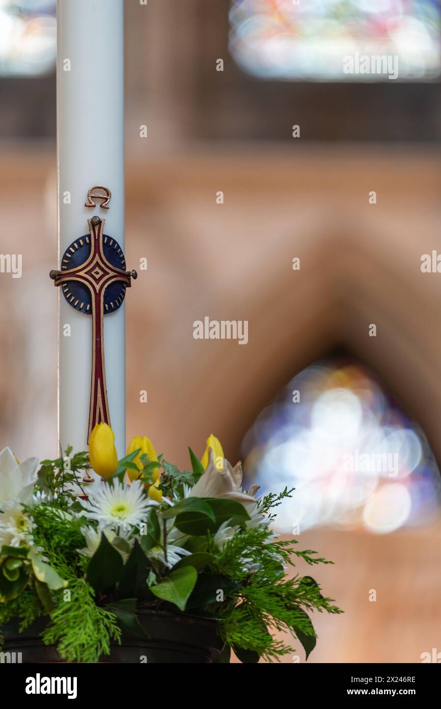 Primo piano di una candela pasquale in una chiesa Foto Stock