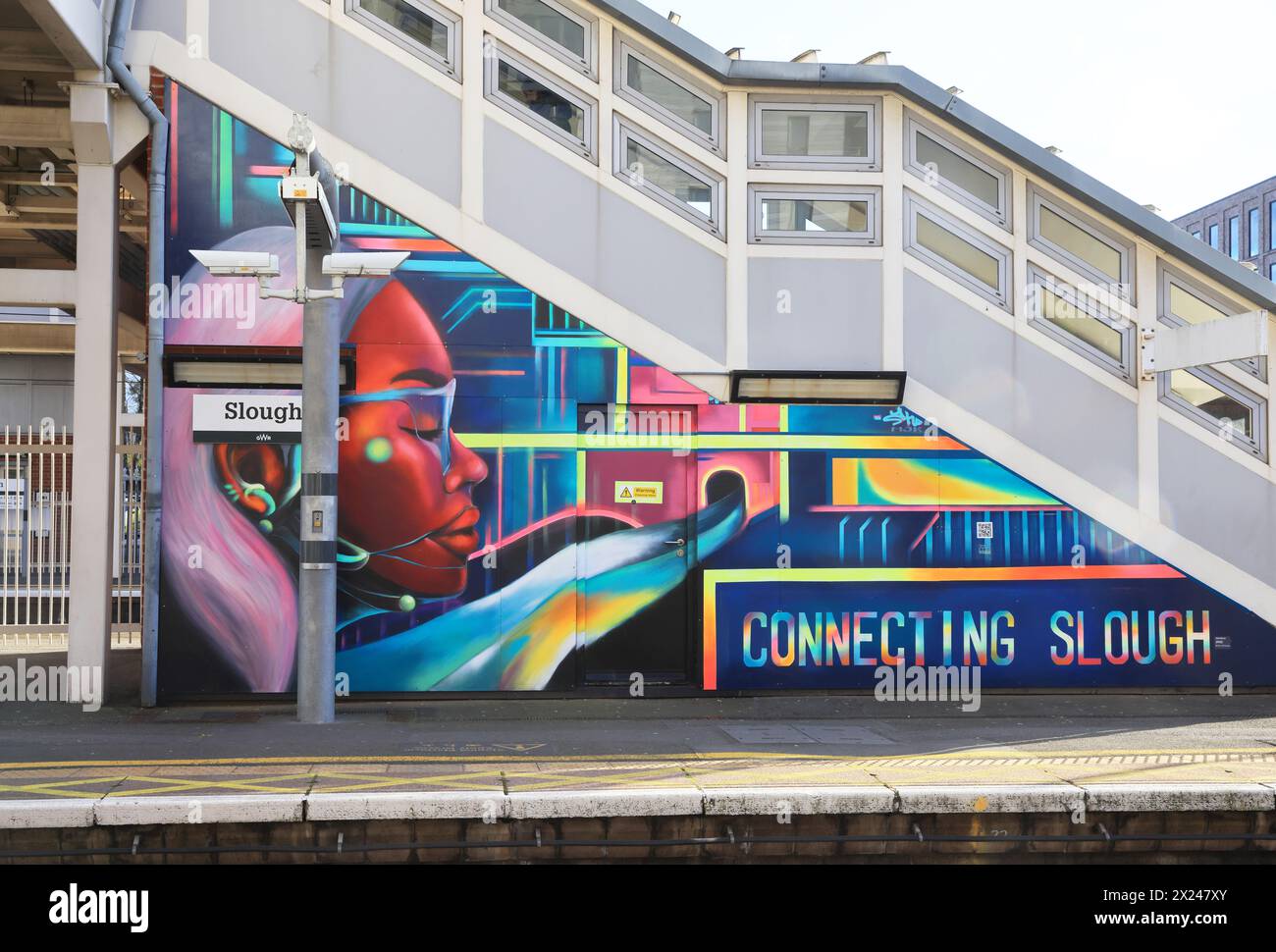 Art sulla banchina della stazione ferroviaria di Slough, a Berks, Regno Unito Foto Stock