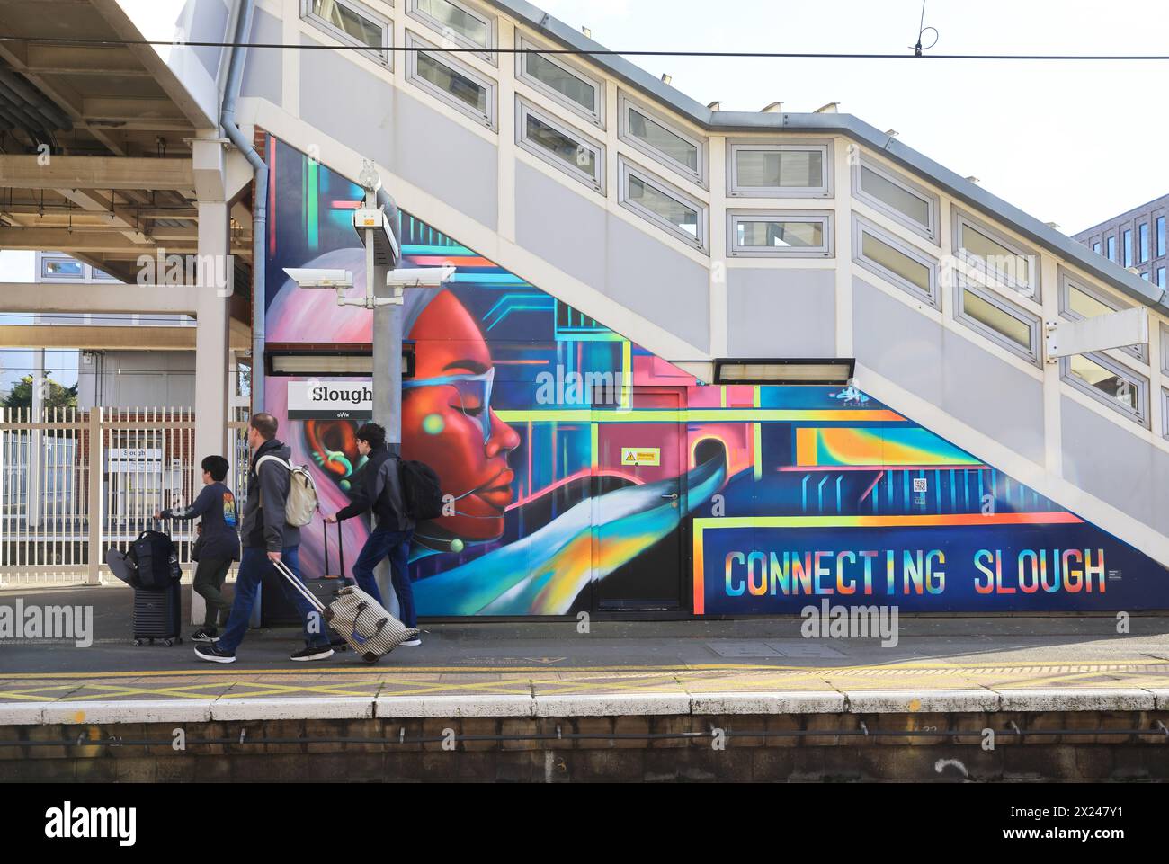 Art sulla banchina della stazione ferroviaria di Slough, a Berks, Regno Unito Foto Stock