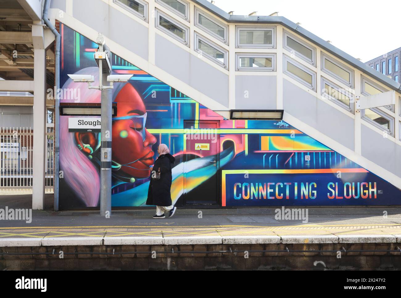 Art sulla banchina della stazione ferroviaria di Slough, a Berks, Regno Unito Foto Stock