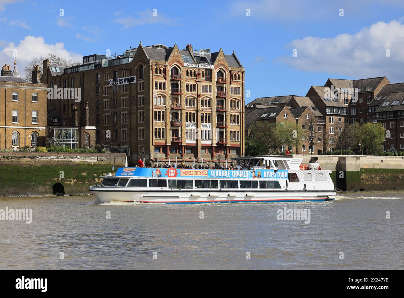 Storie orribili crociere sul Tamigi passando davanti a Oliver's Wharf all'inizio della primavera, nella zona est di Londra, Regno Unito Foto Stock